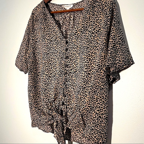 😎BeachLunchLounge Leopard Print Blouse - Picture 2 of 7